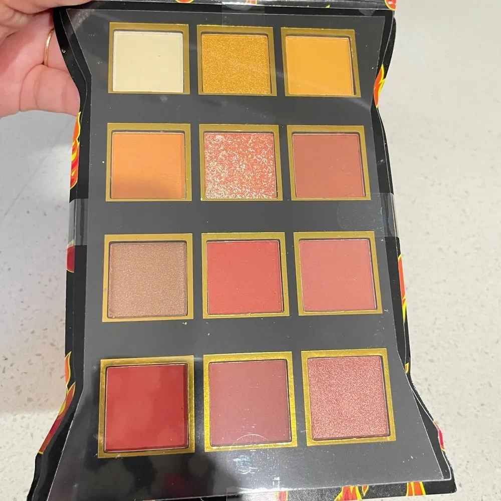 Cheetos‎ Flamin Hot Crunchy Eyeshadow Palette 12 Shades Chester Cheetah Mirror